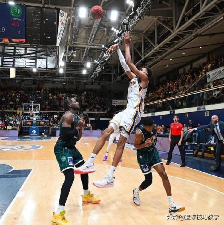 文班亚马「NBA准状元文班亚马又长高了穿鞋后身高2米26大姚版杜兰特」