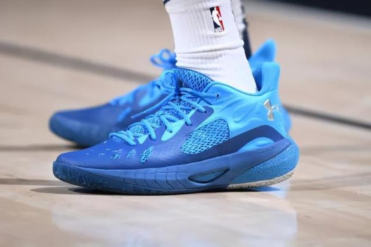 cj麦科勒姆上脚闪击7「NBA球员上脚麦科勒姆穿李宁闪击7东契奇的AJ35很帅」