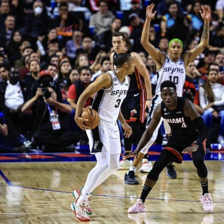 塔克天价球鞋「还得是鞋王塔克上脚罕见Kobe战靴全世界就一双」