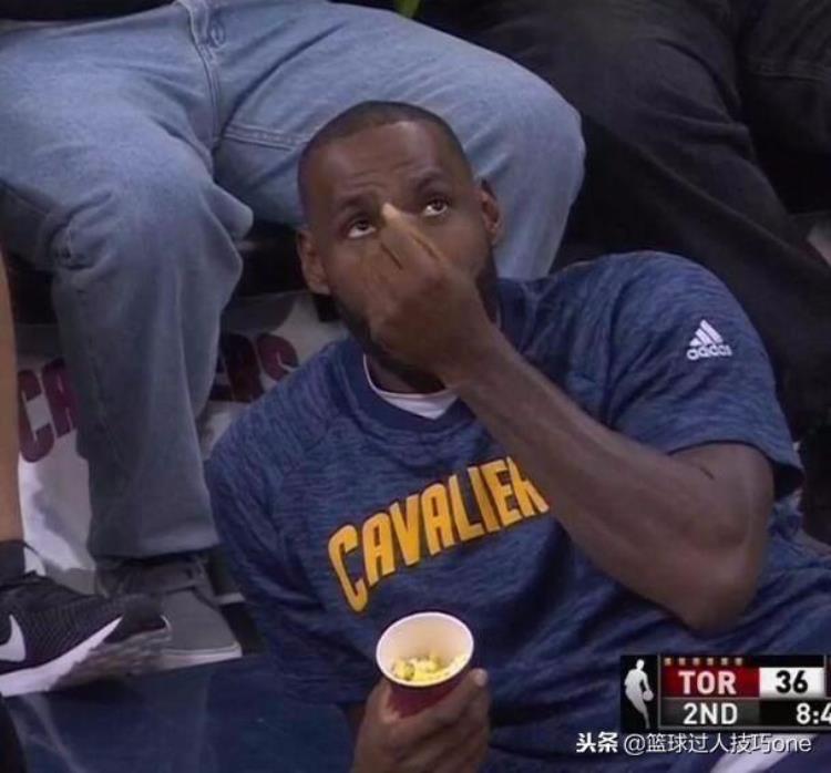 威少吃零食「图看NBA球员偷吃的样子威少生怕被看到KD把干脆面分给小伙伴」