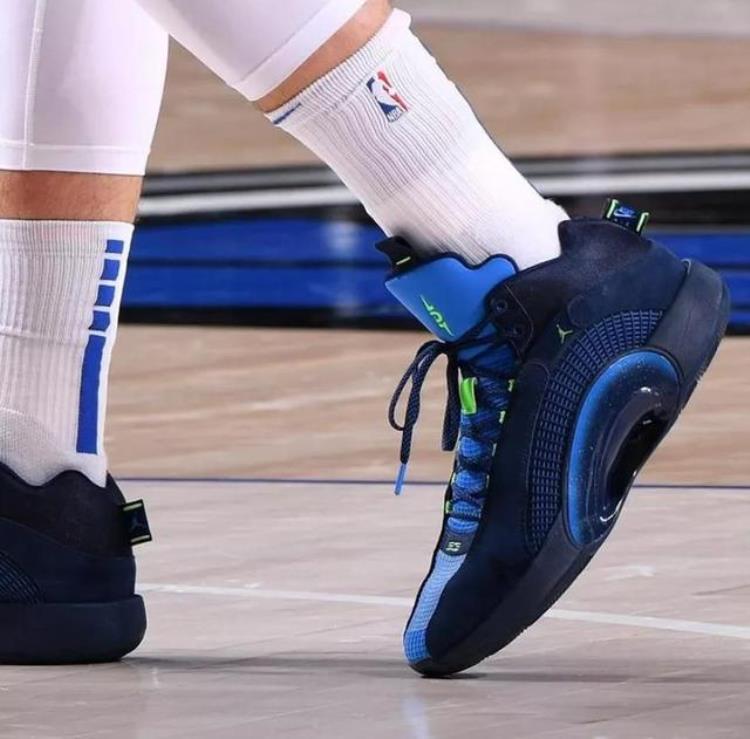 cj麦科勒姆上脚闪击7「NBA球员上脚麦科勒姆穿李宁闪击7东契奇的AJ35很帅」