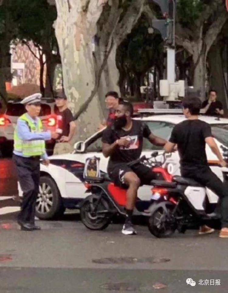 哈登被中国交警拦下「首个被中国交警拦截的NBA球星哈登道歉后上海交警回应」