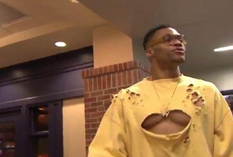 威少穿大羽绒服「8图看NBA辣眼睛的入场造型威少穿巨型羽绒服阿杜一身民工搭配」