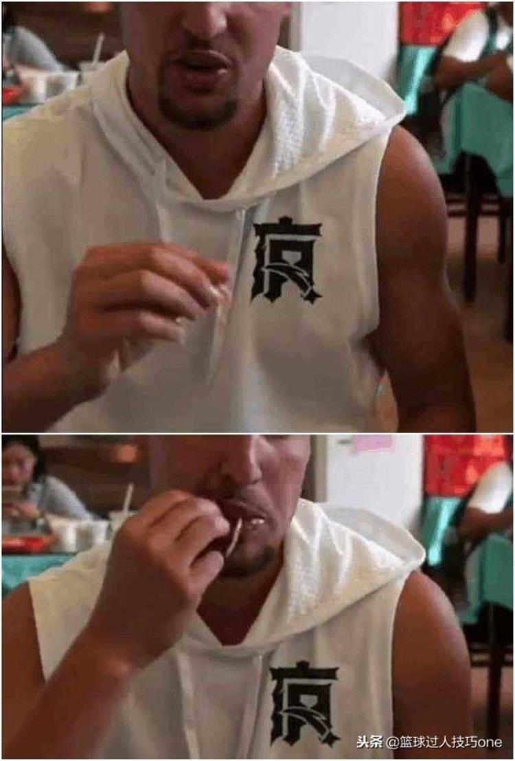 威少吃零食「图看NBA球员偷吃的样子威少生怕被看到KD把干脆面分给小伙伴」