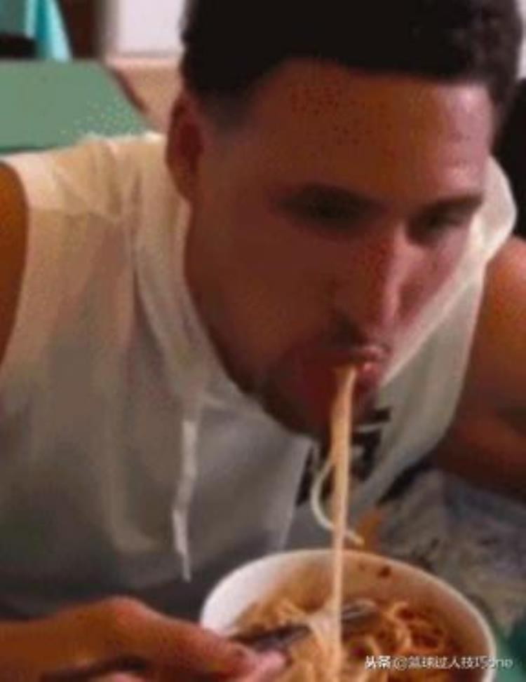 威少吃零食「图看NBA球员偷吃的样子威少生怕被看到KD把干脆面分给小伙伴」