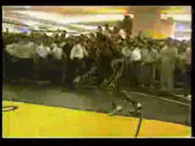 卡特挂篮筐「NBA球员挂框有多霸气卡特单臂一人站着挂库里挂框被嘲笑」