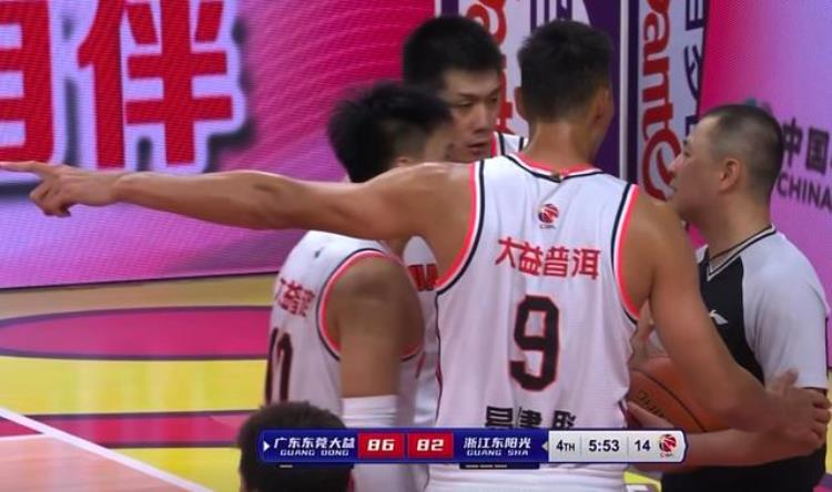 胡金秋强行1v3赵睿做出暖心动作易建联马上跟裁判投诉