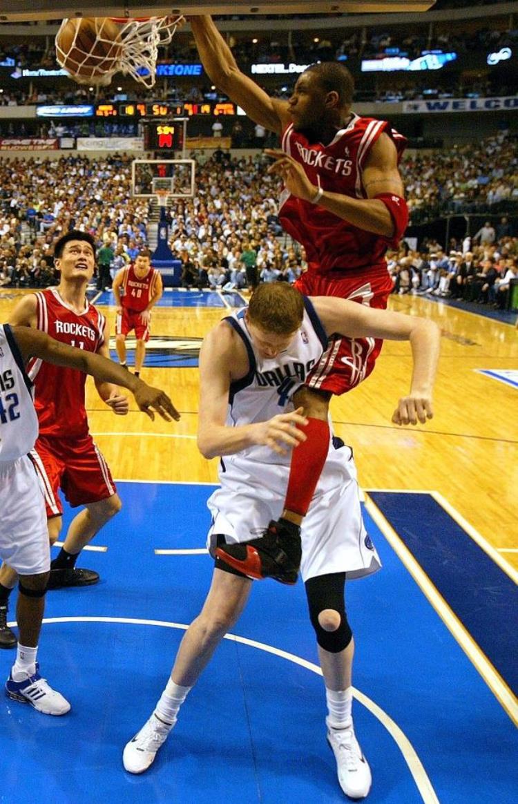 nba隔扣锦集「振奋人心盘点NBA十大隔人扣篮小个子也能飞越顶级中锋」