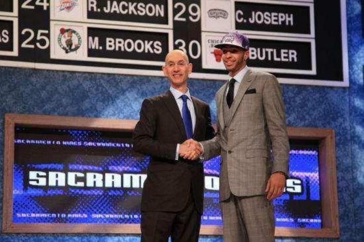 前nba球员遭枪杀身亡「前NBA球员和警察枪战后选择自杀他曾上演飞跃5人暴扣」