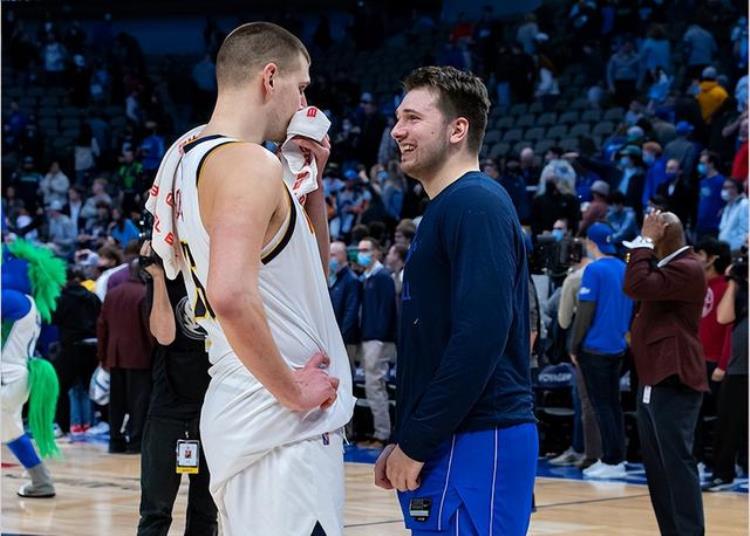 nba持球大核心球员「NBA大持球者进化史从大O巴里乔丹到勒布朗哈登」