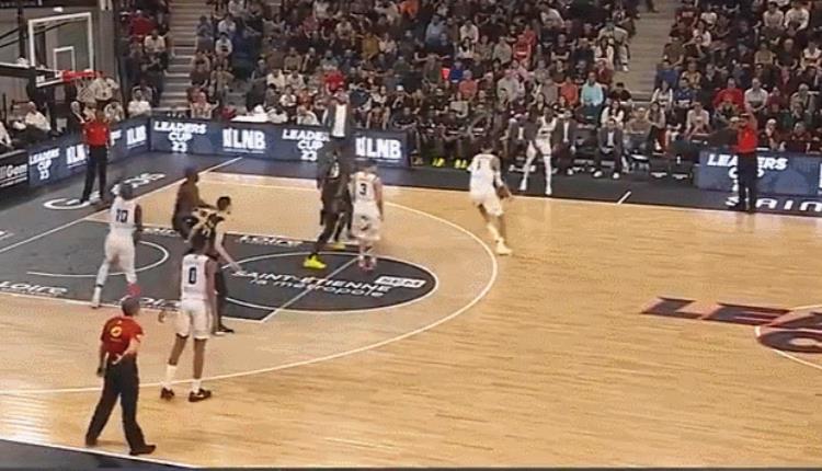 文班亚马「NBA准状元文班亚马又长高了穿鞋后身高2米26大姚版杜兰特」