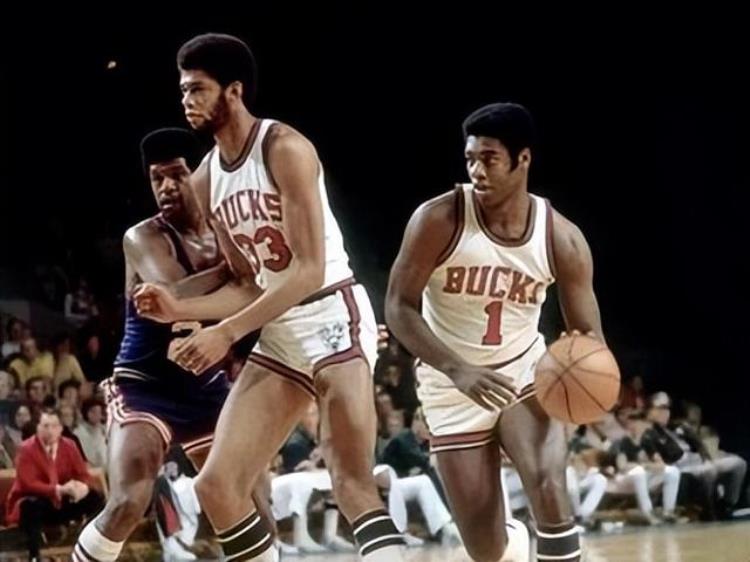 nba持球大核心球员「NBA大持球者进化史从大O巴里乔丹到勒布朗哈登」
