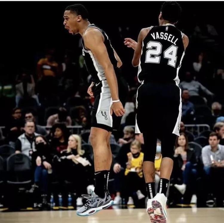 马刺 球星「NBA球员上脚马刺新星穿李宁球鞋史蒂芬森的签名鞋」