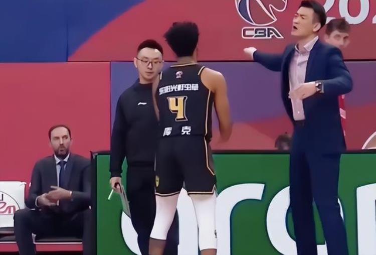 nba球员库克「和主教练吵起来了NBA冠军库克在CBA打了14场比赛表现如何」