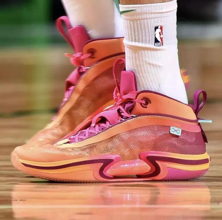 马刺 球星「NBA球员上脚马刺新星穿李宁球鞋史蒂芬森的签名鞋」