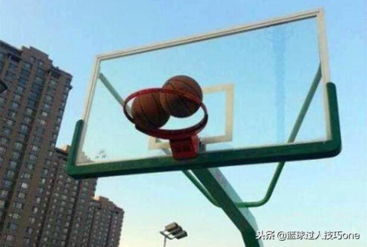 球卡到篮架上面怎么办阿里扎用毛巾砸失手还是拿根长棍捅靠谱