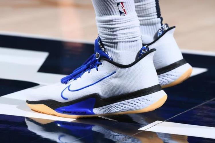 cj麦科勒姆上脚闪击7「NBA球员上脚麦科勒姆穿李宁闪击7东契奇的AJ35很帅」