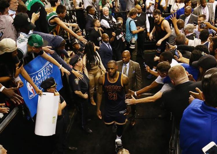 詹姆斯一天的作息时间「NBA球员的一天时间是怎么度过的带你看看詹姆斯的一天」