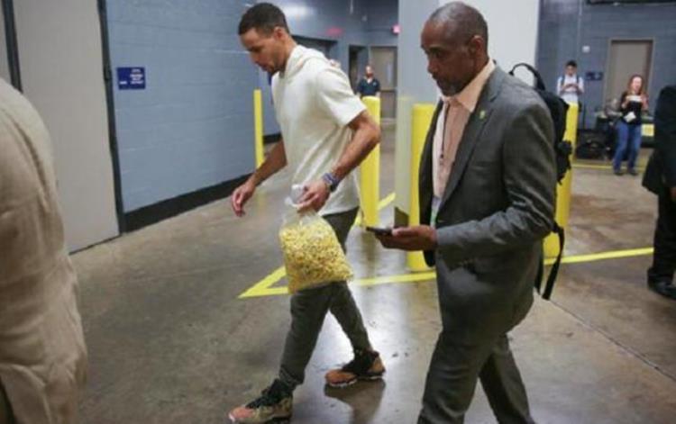 喜欢吃爆米花的球星「NBA球员多爱吃爆米花麦基偷吃观众爆米花库里是爆米花专家」