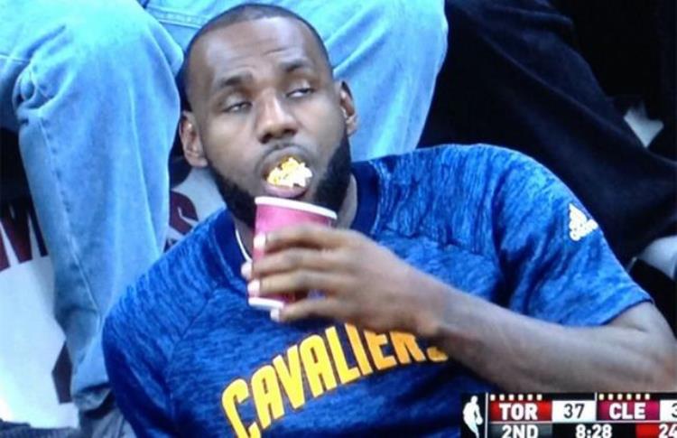 喜欢吃爆米花的球星「NBA球员多爱吃爆米花麦基偷吃观众爆米花库里是爆米花专家」