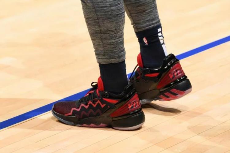 cj麦科勒姆上脚闪击7「NBA球员上脚麦科勒姆穿李宁闪击7东契奇的AJ35很帅」