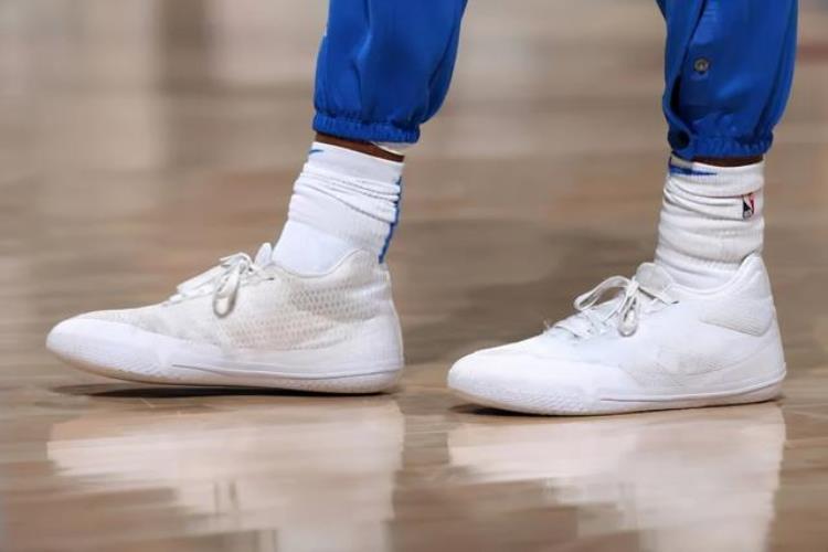 cj麦科勒姆上脚闪击7「NBA球员上脚麦科勒姆穿李宁闪击7东契奇的AJ35很帅」