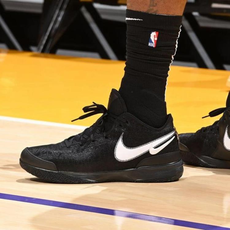 塔克天价球鞋「还得是鞋王塔克上脚罕见Kobe战靴全世界就一双」