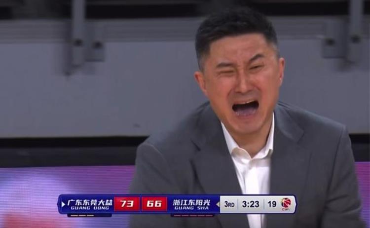 胡金秋强行1v3赵睿做出暖心动作易建联马上跟裁判投诉