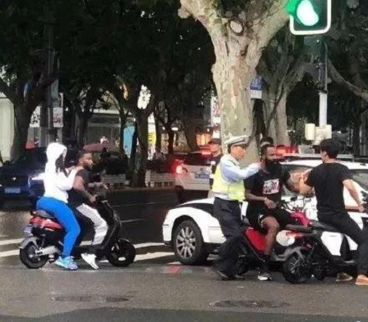 哈登被中国交警拦下「首个被中国交警拦截的NBA球星哈登道歉后上海交警回应」