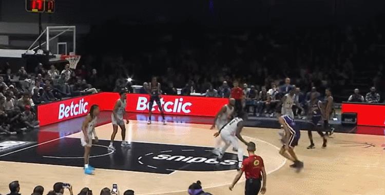 文班亚马「NBA准状元文班亚马又长高了穿鞋后身高2米26大姚版杜兰特」