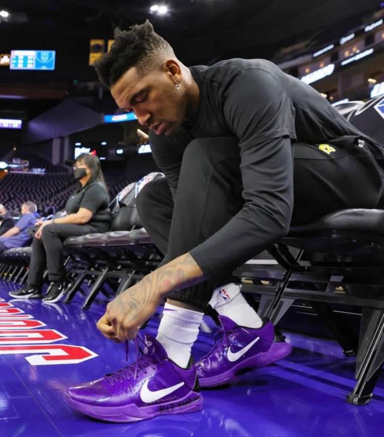 马刺 球星「NBA球员上脚马刺新星穿李宁球鞋史蒂芬森的签名鞋」