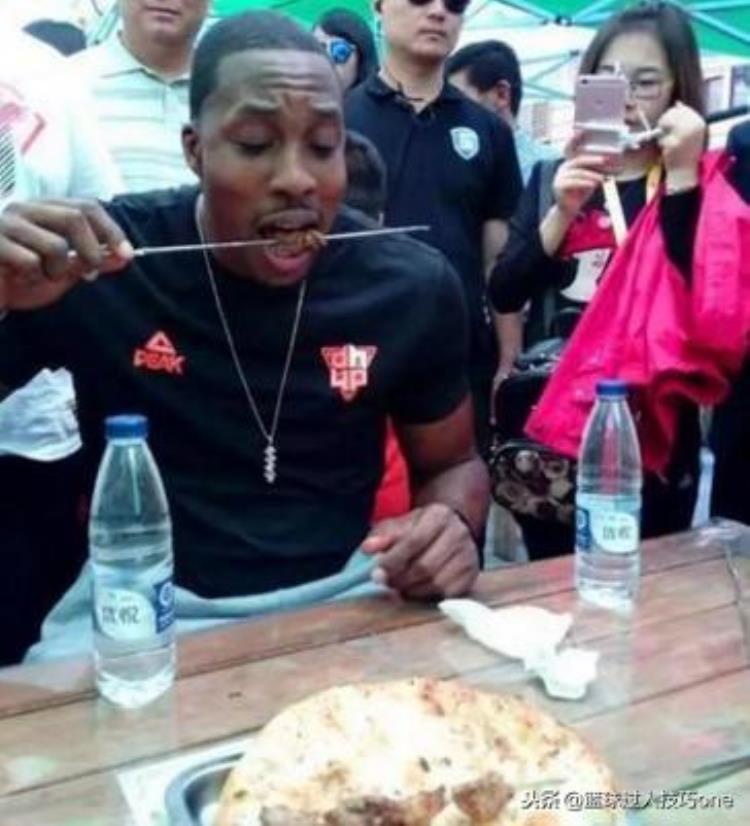 威少吃零食「图看NBA球员偷吃的样子威少生怕被看到KD把干脆面分给小伙伴」