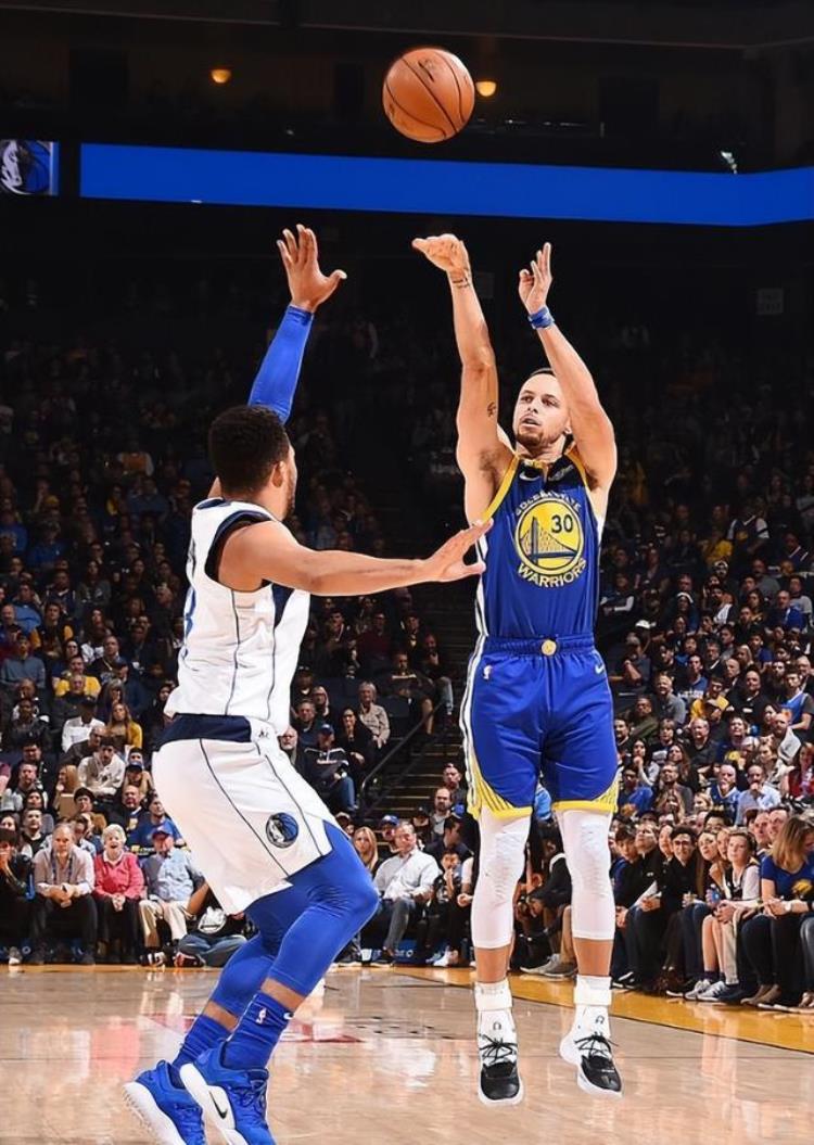 nba单手抓篮球「NBA曾经风靡一时的单手抓球为何现在几乎看不到了」