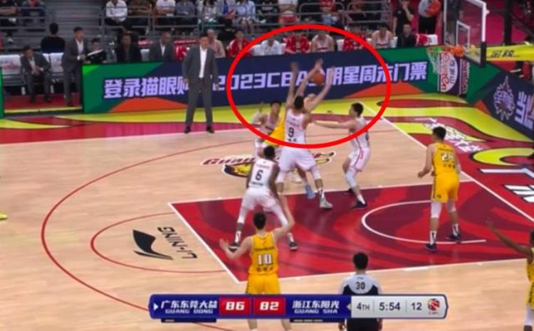 胡金秋强行1v3赵睿做出暖心动作易建联马上跟裁判投诉