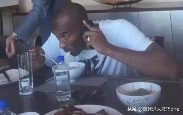 威少吃零食「图看NBA球员偷吃的样子威少生怕被看到KD把干脆面分给小伙伴」