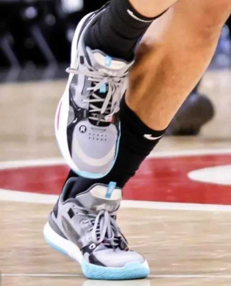 马刺 球星「NBA球员上脚马刺新星穿李宁球鞋史蒂芬森的签名鞋」