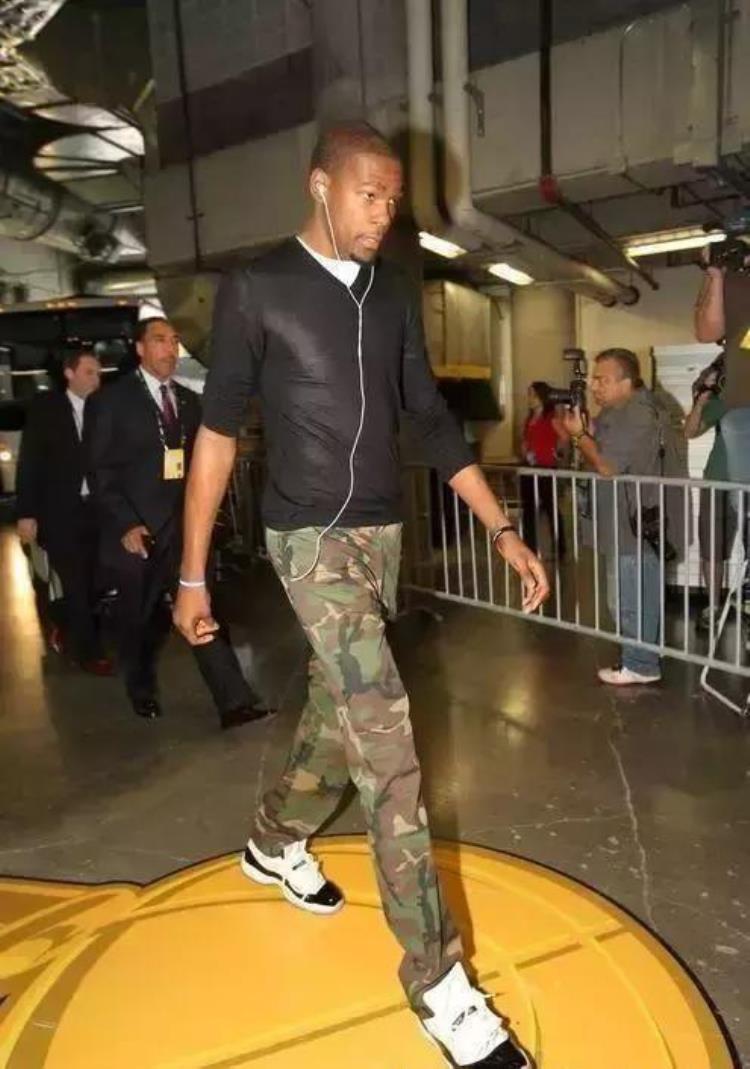 威少穿大羽绒服「8图看NBA辣眼睛的入场造型威少穿巨型羽绒服阿杜一身民工搭配」
