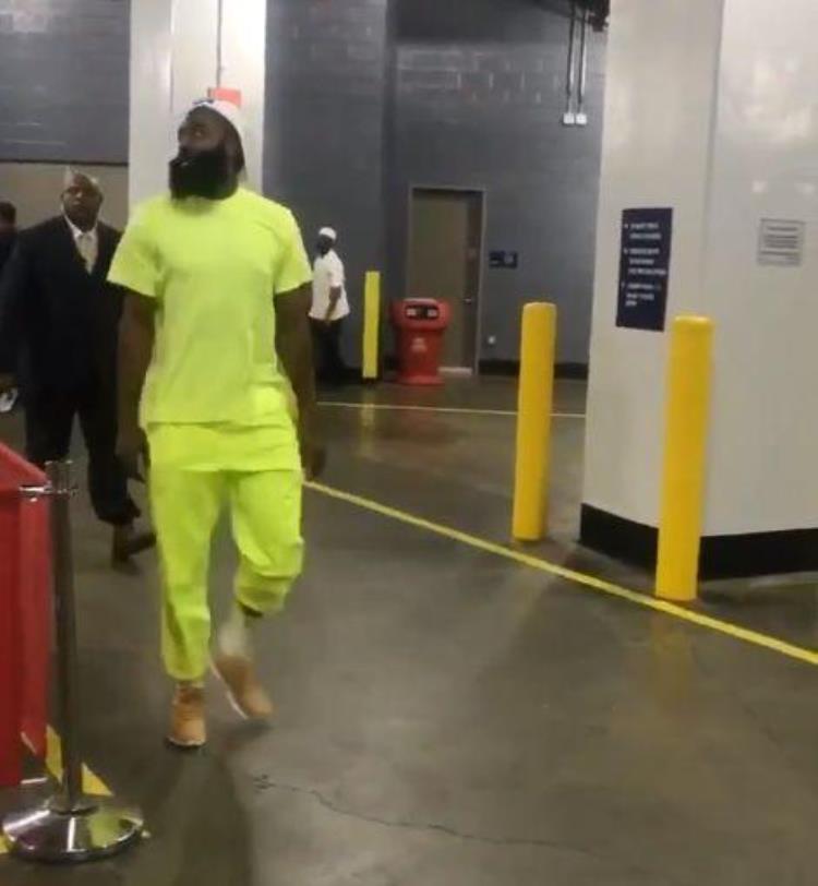 威少穿大羽绒服「8图看NBA辣眼睛的入场造型威少穿巨型羽绒服阿杜一身民工搭配」