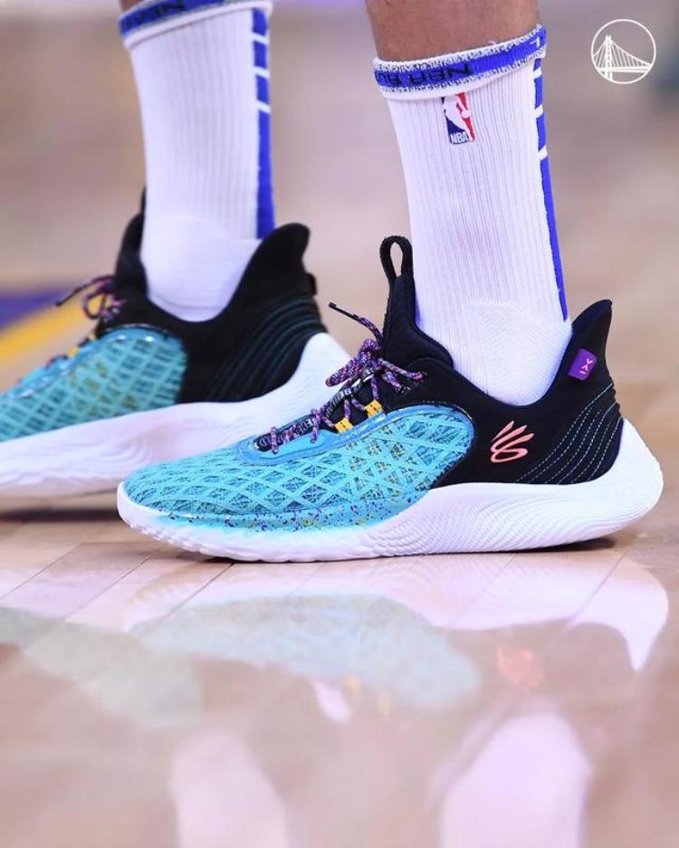 马刺 球星「NBA球员上脚马刺新星穿李宁球鞋史蒂芬森的签名鞋」