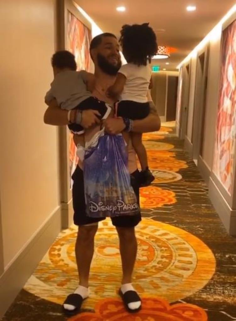 球员家属允许进入NBA复赛园区是安抚人心之举还是潜在隐患泡椒见女友心花怒放终于不用只聊球了