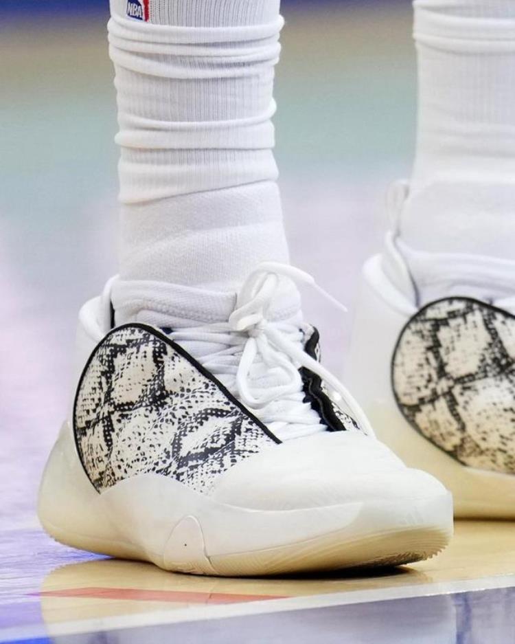 塔克天价球鞋「还得是鞋王塔克上脚罕见Kobe战靴全世界就一双」
