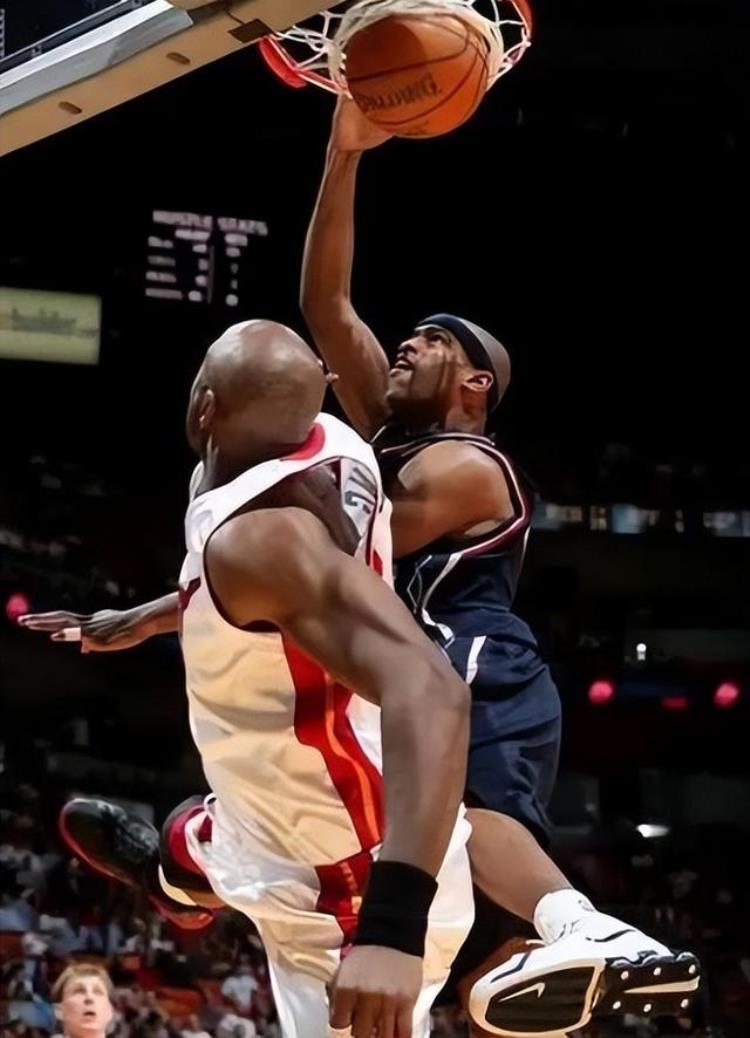 nba隔扣锦集「振奋人心盘点NBA十大隔人扣篮小个子也能飞越顶级中锋」