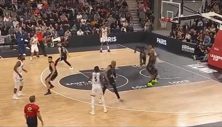 文班亚马「NBA准状元文班亚马又长高了穿鞋后身高2米26大姚版杜兰特」
