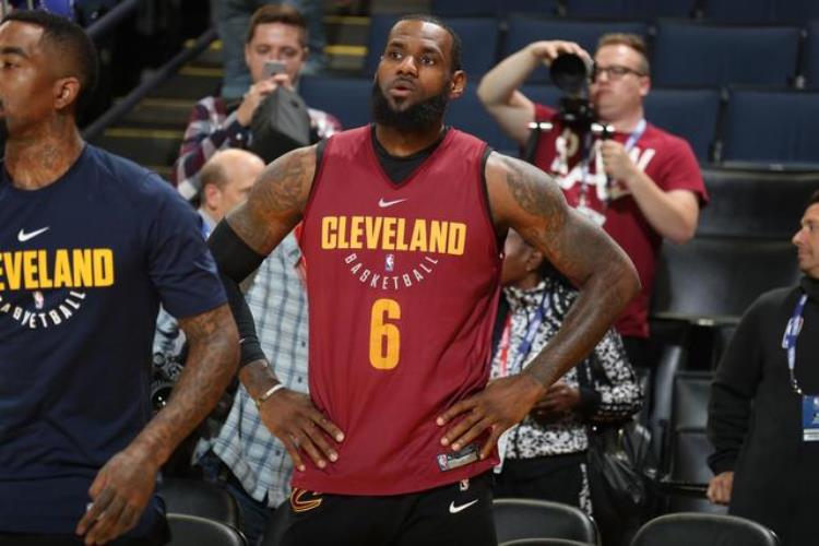詹姆斯一天的作息时间「NBA球员的一天时间是怎么度过的带你看看詹姆斯的一天」