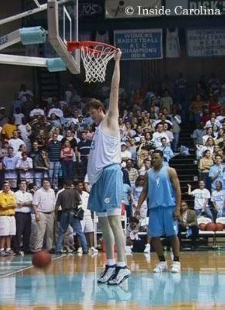 卡特挂篮筐「NBA球员挂框有多霸气卡特单臂一人站着挂库里挂框被嘲笑」