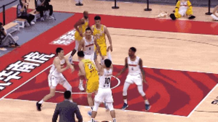 胡金秋强行1v3赵睿做出暖心动作易建联马上跟裁判投诉