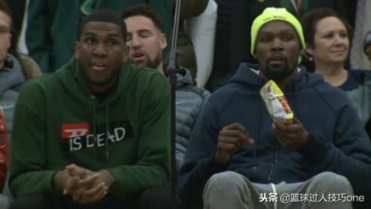 图看NBA球员偷吃的样子威少生怕被看到KD把干脆面分给小伙伴