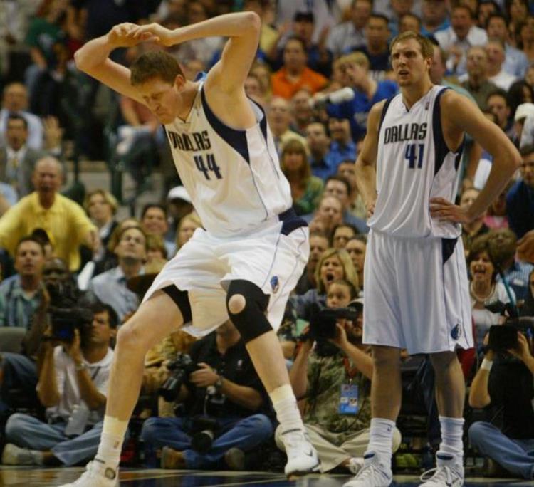 nba第一位超巨「人类第一巨人2米72NBA十大巨人姚明仅第52米31中锋世界第73」