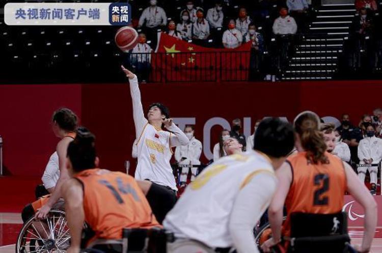 女子轮椅篮球运动员张雪梅担任东京残奥会闭幕式中国体育代表团旗手