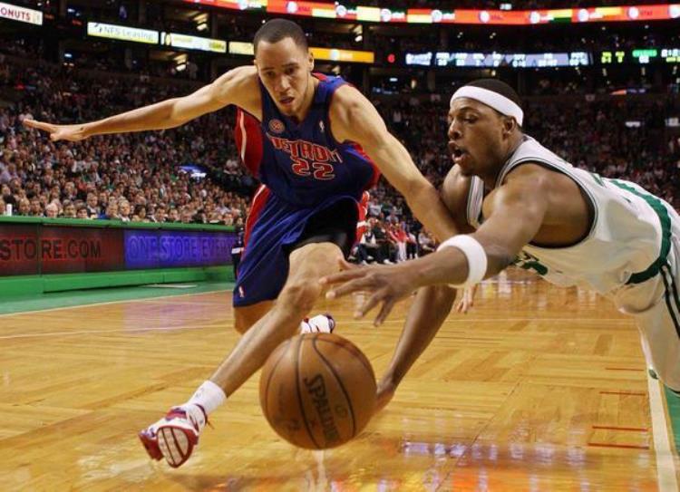 10图看NBA救球多不要命詹姆斯飞身砸向技术台最后1人空中飞行